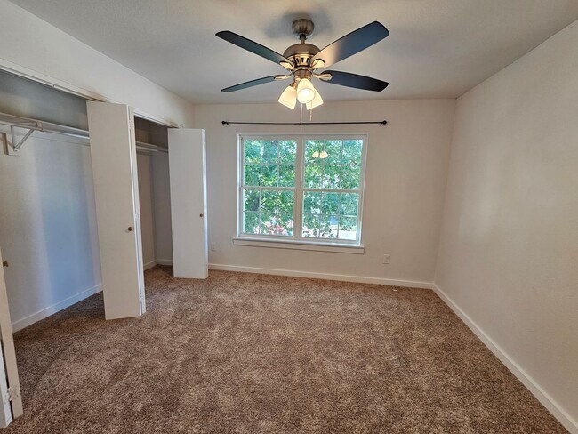 Building Photo - Recently rehabbed. Available now