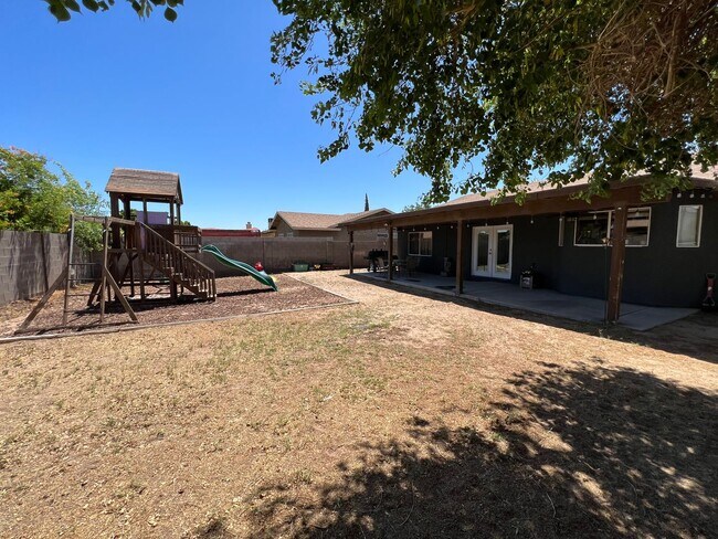 Building Photo - 4 BEDROOM HOME CLOSE TO SCHOOLS!