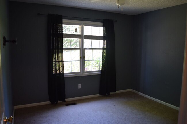Building Photo - Spacious 3-Bedroom, 3-Bath Home with Bonus...