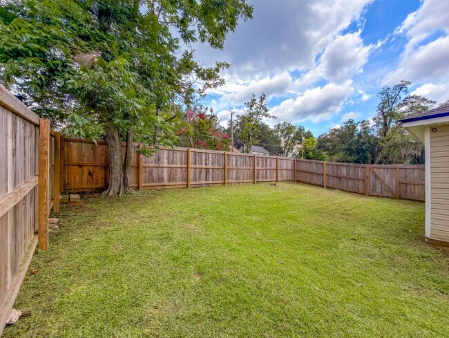 Building Photo - LOVELY SE 3/2 w/ New Paint, Fireplace, Fenced Yard, Vaulted Ceilings, Washer/Dryer, & No Carpet! ...