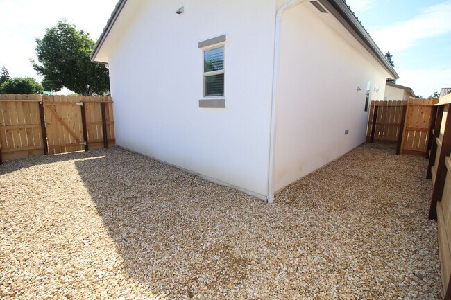 Building Photo - BRAND NEW with SOLAR Washer/Dryer/Fridge Included
