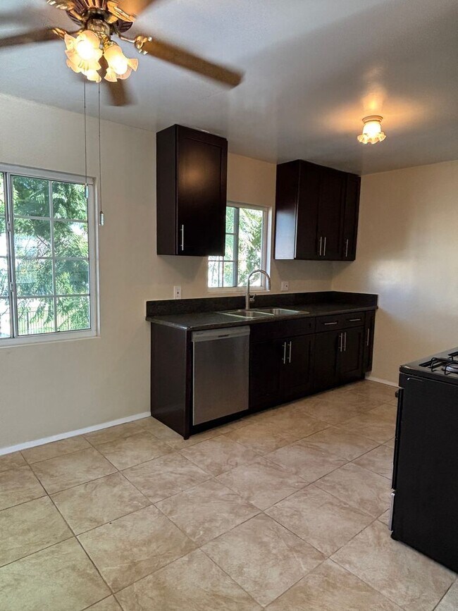 Building Photo - 2 bedroom 1 bath available now in East LA!