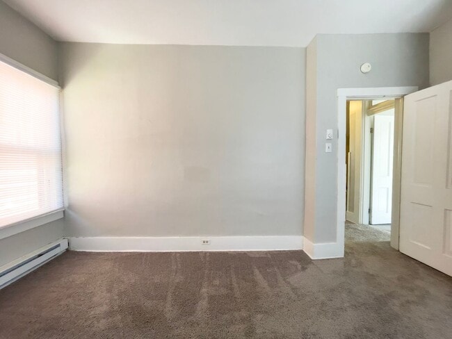 Building Photo - Dishwasher Included