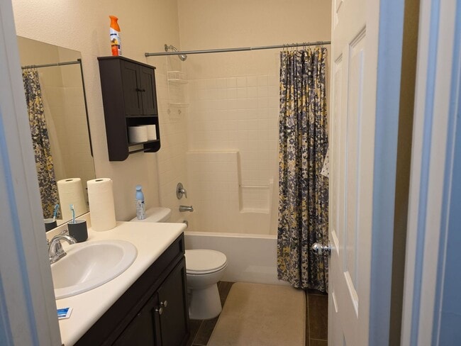 Building Photo - Beautiful Solar Home in Jurupa Valley Available Now!