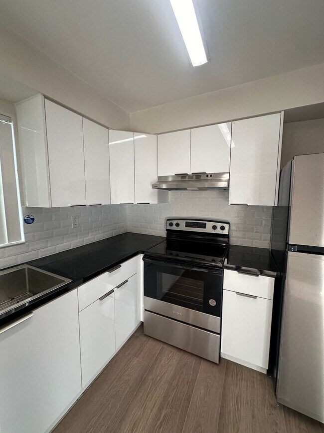 Building Photo - Big & Beautiful 2-Bedroom 1.5-Bathroom- Now Available to Rent