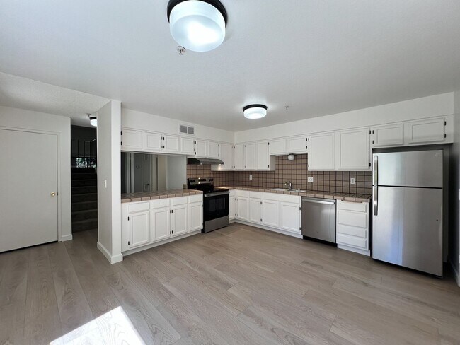 Building Photo - Spacious 2 Bed/2.5 Bath Napa Condo in Peac...