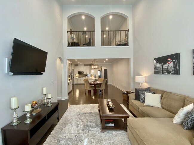 Building Photo - GORGEOUS TOWNHOME IN SOUTH PARK