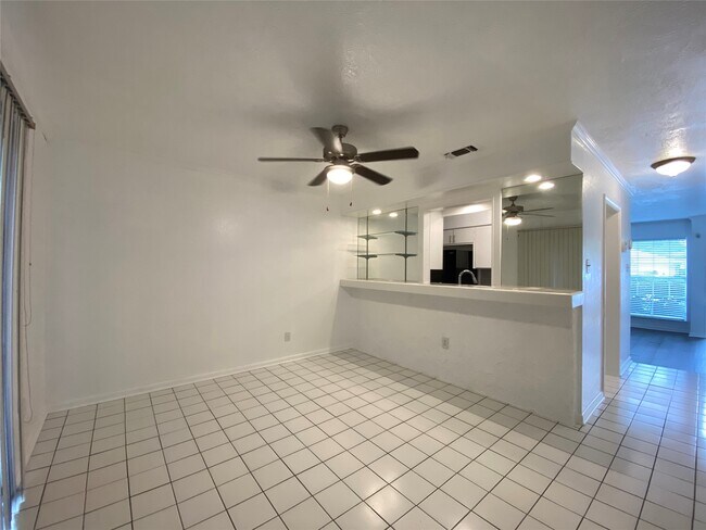 Building Photo - 10682 Hazelhurst Dr