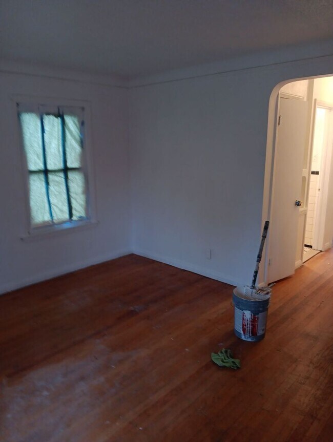 Building Photo - Quaint 3 bedroom home