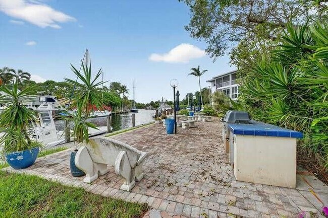 Building Photo - 1200 SW 12th Ave