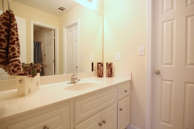 Building Photo - 108 Mistletoe Way