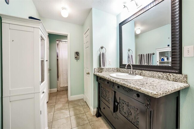 Building Photo - 3711 Pinehurst Dr