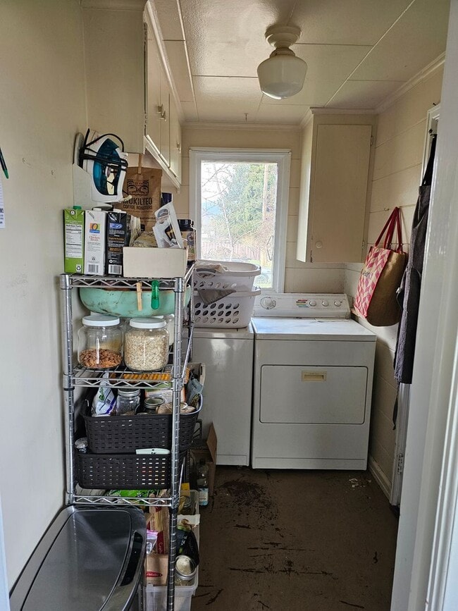 Building Photo - 906 G Ave