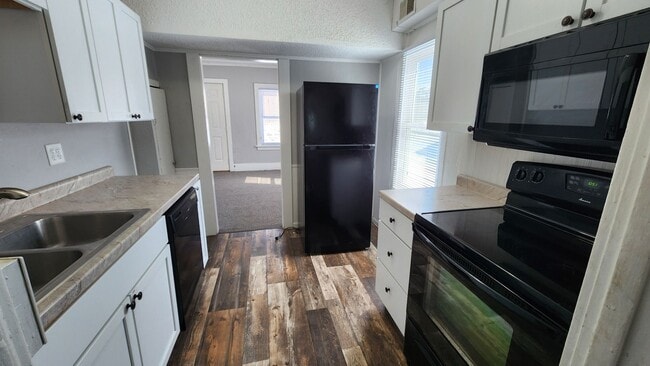 Building Photo - Cozy House with Large Yard