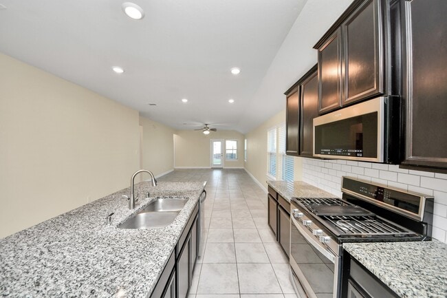 Building Photo - 24654 Greenwood Bay Dr