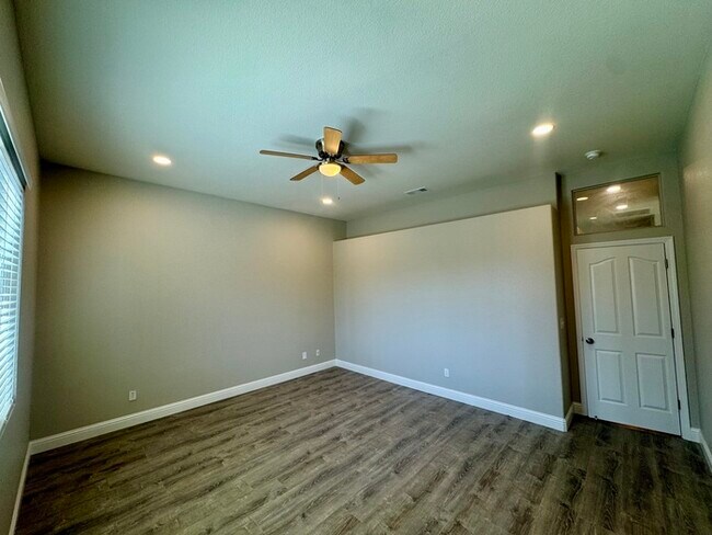 Building Photo - 3 bedroom 2 bath beautiful home in West Sac