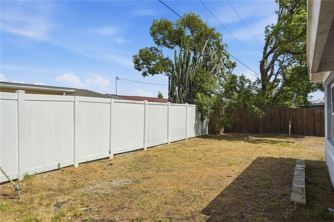 Building Photo - 3301 Rosefield Dr