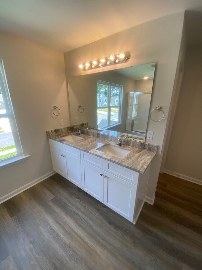 Building Photo - 5 bedroom, 3 bath home in Savannah,Ga for ...