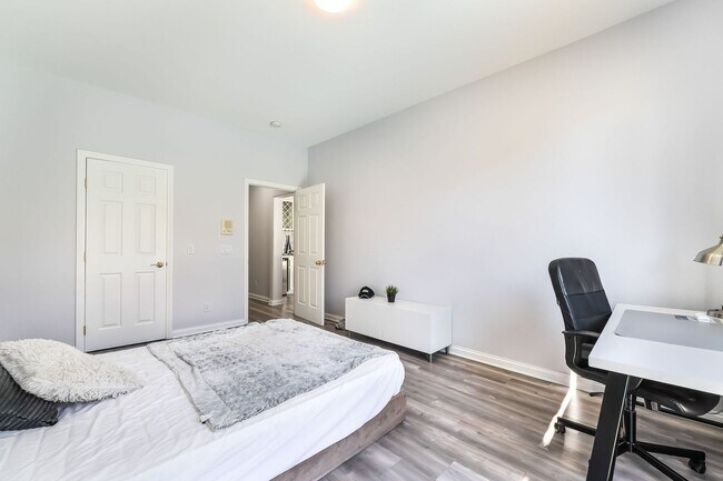 Building Photo - Luxury Living in Guard-Gated Royal Highlands!