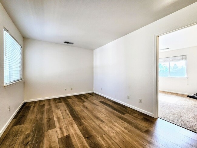 Building Photo - Granny Unit in NW Santa Rosa