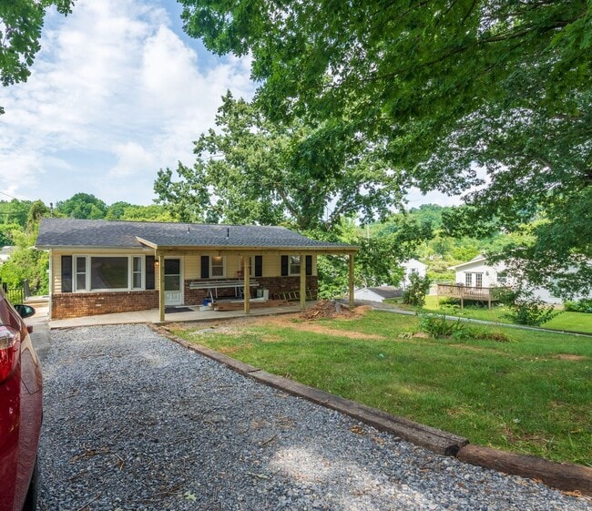 Building Photo - 2+ bedrooms and 1.5bath house with office ...