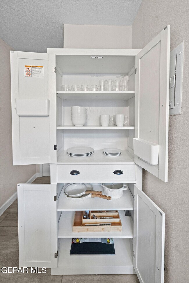 Building Photo - 7441 Alameda Ave