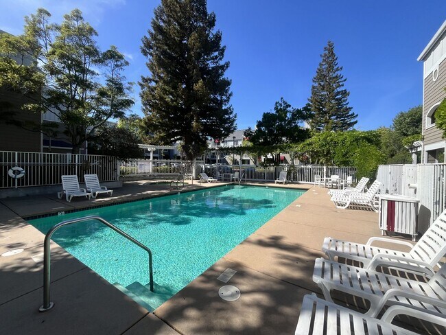 Building Photo - 2 Bedroom 2 bath Available in Sunnyvale, C...