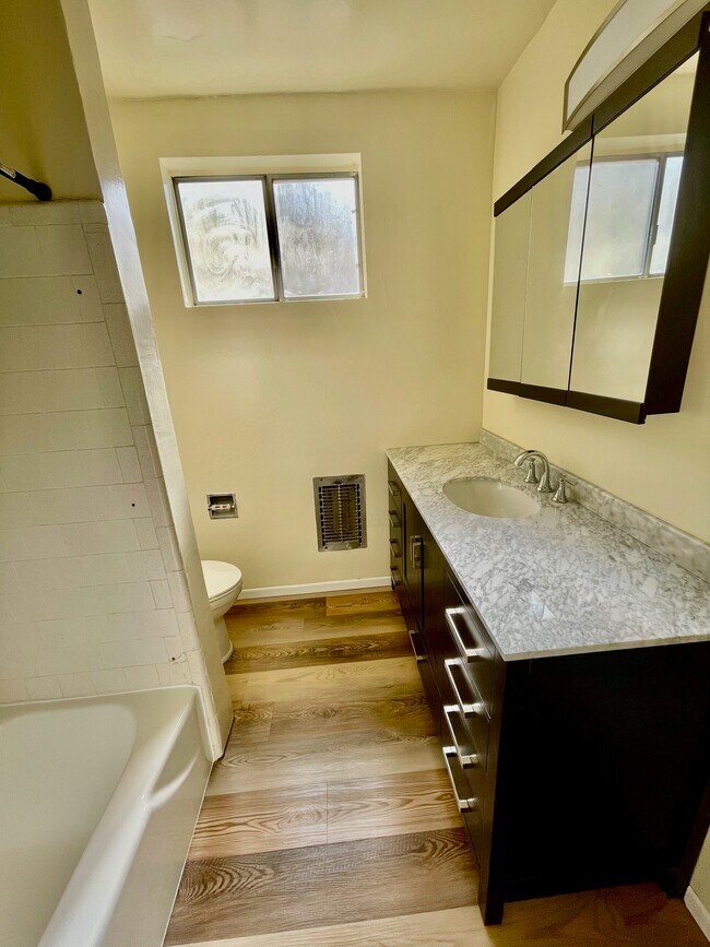 Building Photo - 1516 Rock Glen Ave