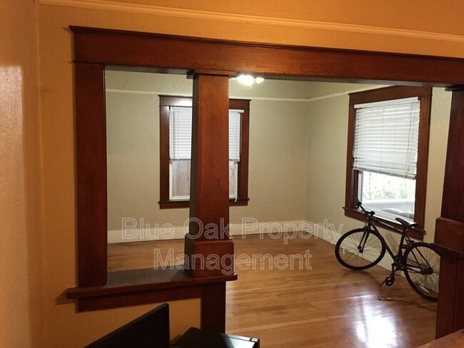 Building Photo - 1510 W 5th St