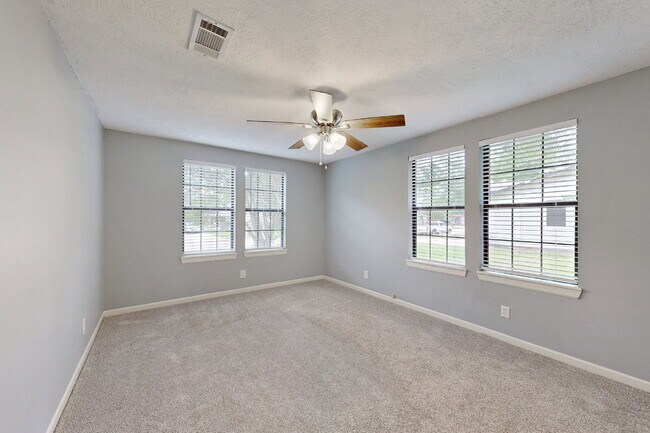 Building Photo - 2304 Staunton Dr