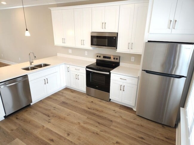 Building Photo - 719 Crestland Ave