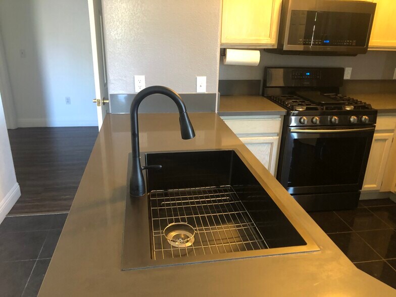 Building Photo - 3400 Cabana Dr