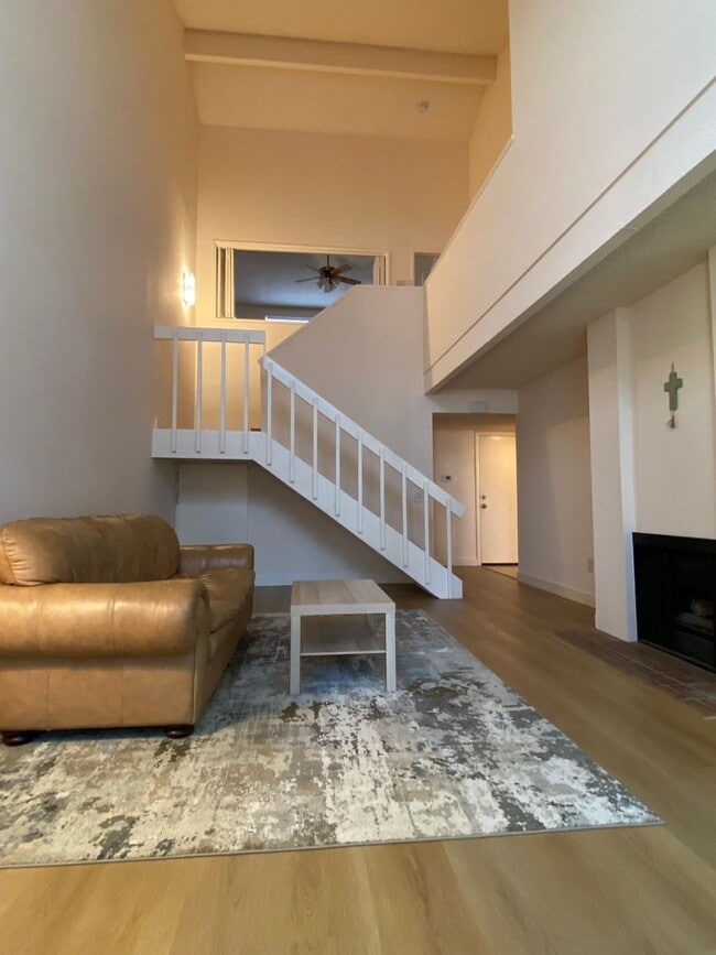 Building Photo - Irvine: 2-story townhome with attached 2 c...