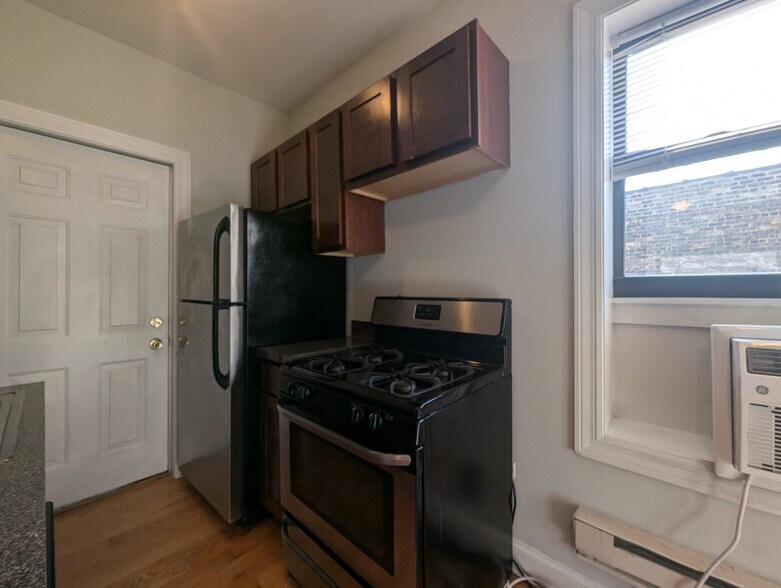 Building Photo - 3732 N Pine Grove Ave