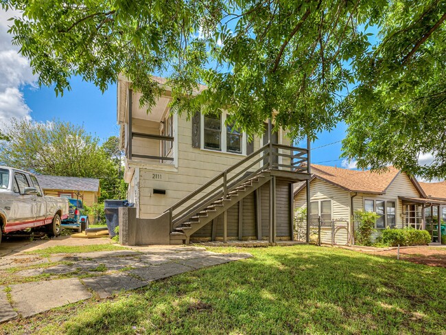 Building Photo - Super cute studio in crestwood