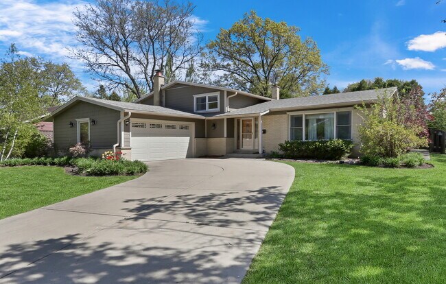 Primary Photo - 107 E Burr Oak Dr
