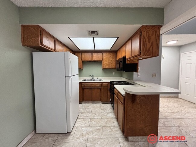 Building Photo - Cute 2 Bedroom Off Stockdale Hwy and California Ave!