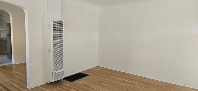 Building Photo - Downtown 2 bedroom apartment in triplex
