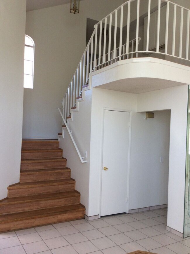 Building Photo - Great 2 story Riverside home!