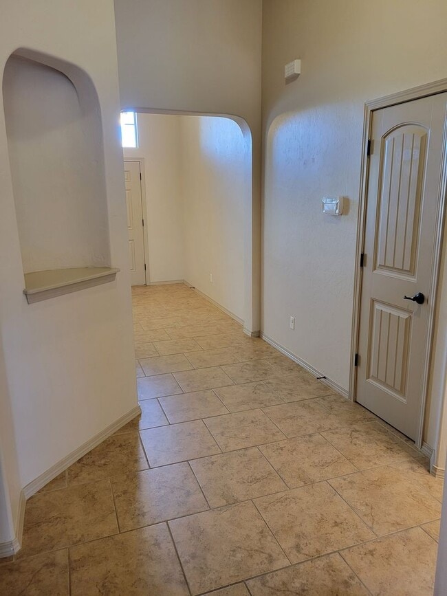 Building Photo - 3 Bedroom, 2 Bathroom Home!
