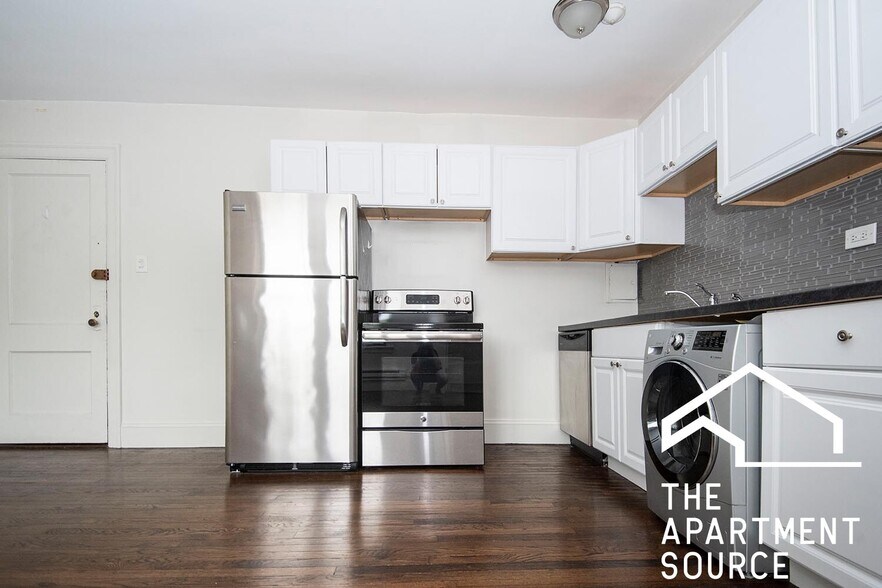 Building Photo - 3345 N Marshfield Ave