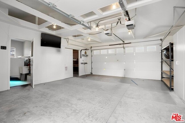 Building Photo - 3460 Redwood Ave