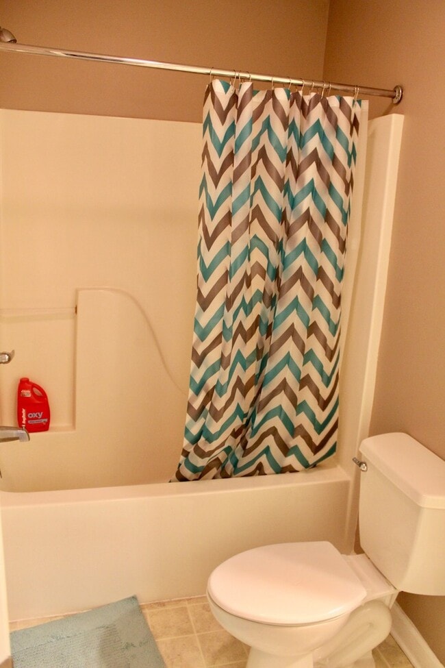 Building Photo - Large Townhome with a garage for rent! Lar...