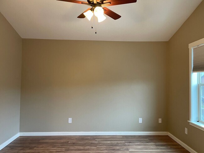 Building Photo - Spacious 3 Bedroom Home with Fenced Yard, Patio, and 2-Car Garage Near Mill Plain.