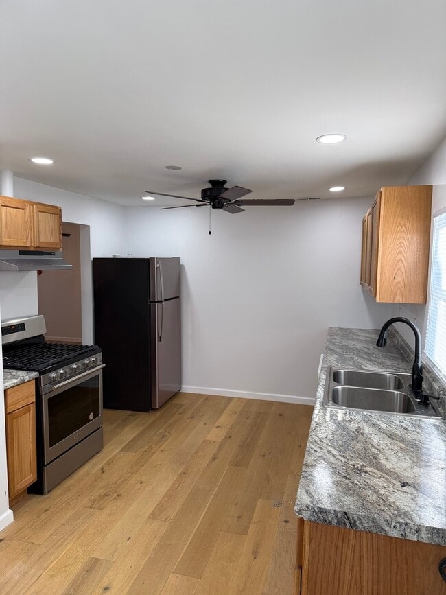 Building Photo - 380 Ivanhoe Rd