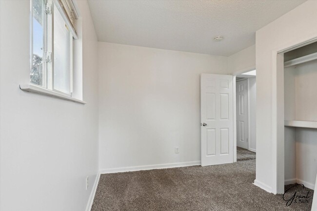 Building Photo - $1250 4 bedroom