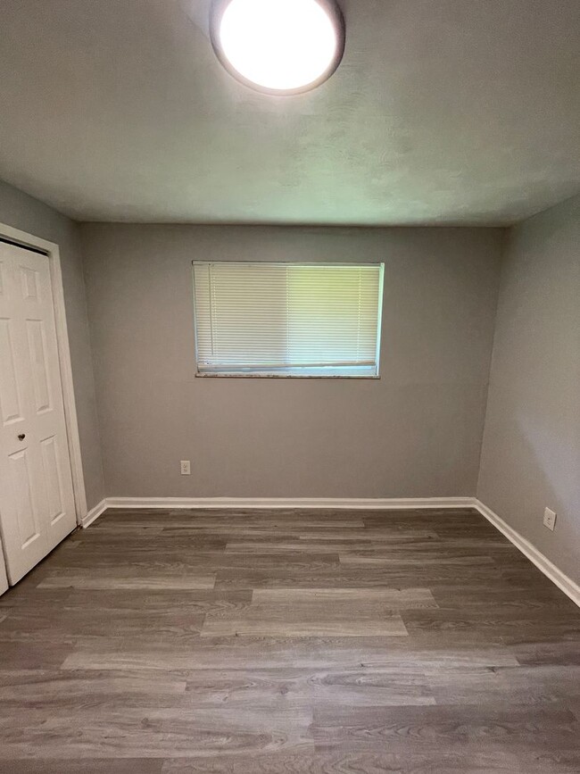 Building Photo - Freshly Renovated 3 Bedroom Ranch with Mod...
