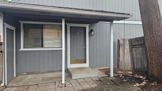 Building Photo - Glendale Duplex