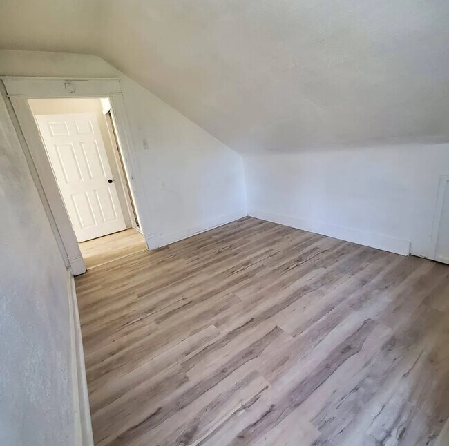 Building Photo - 3442 Larona Ave