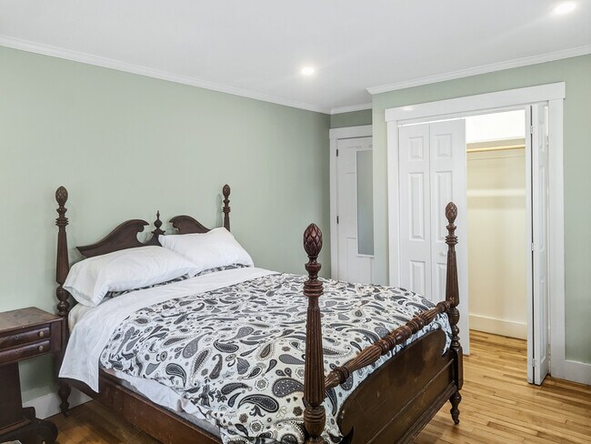 Building Photo - 7 Warren St